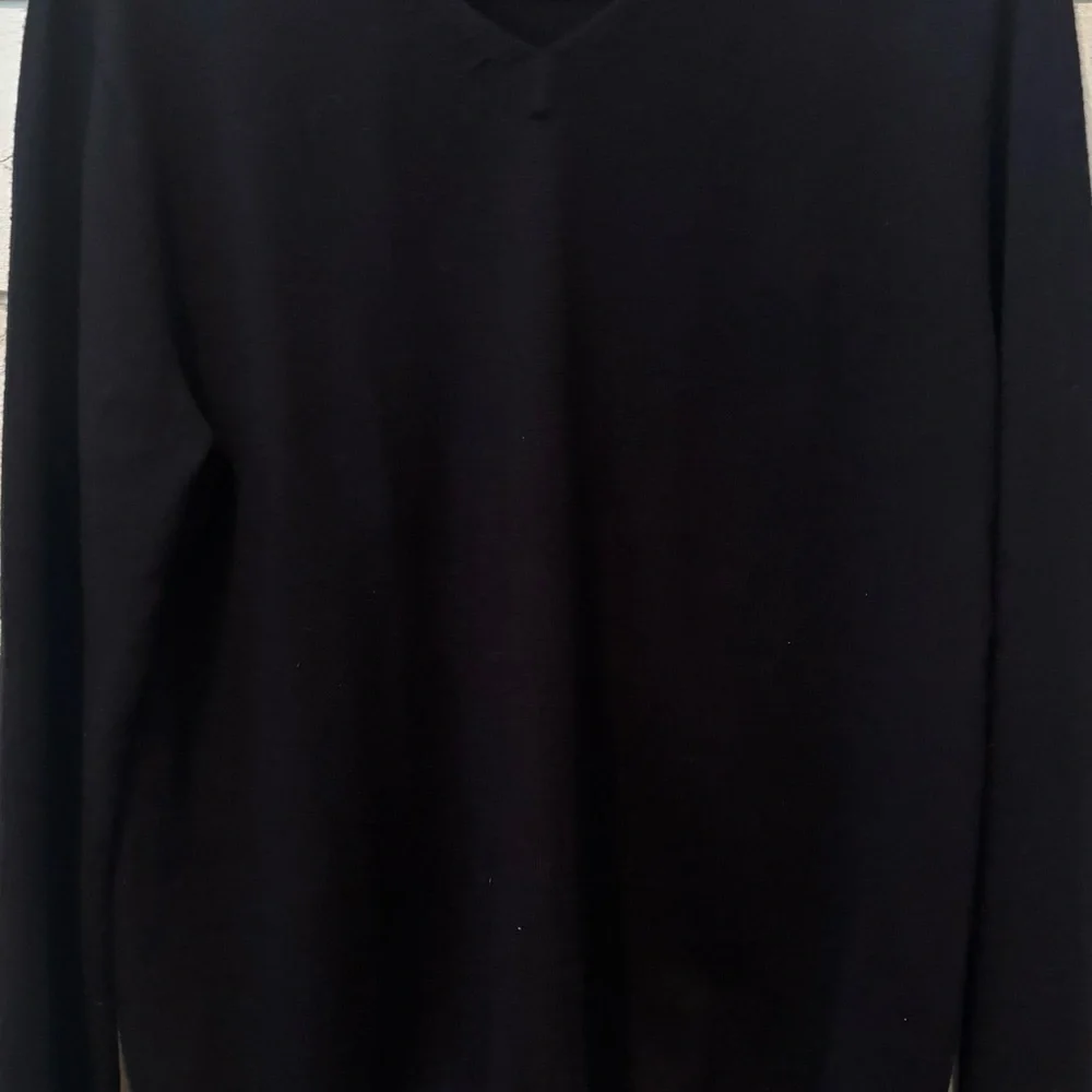 UNTUCKit Sweater Men's Medium 100% Merino Wool Navy V Neck Long Sleeve Pullover